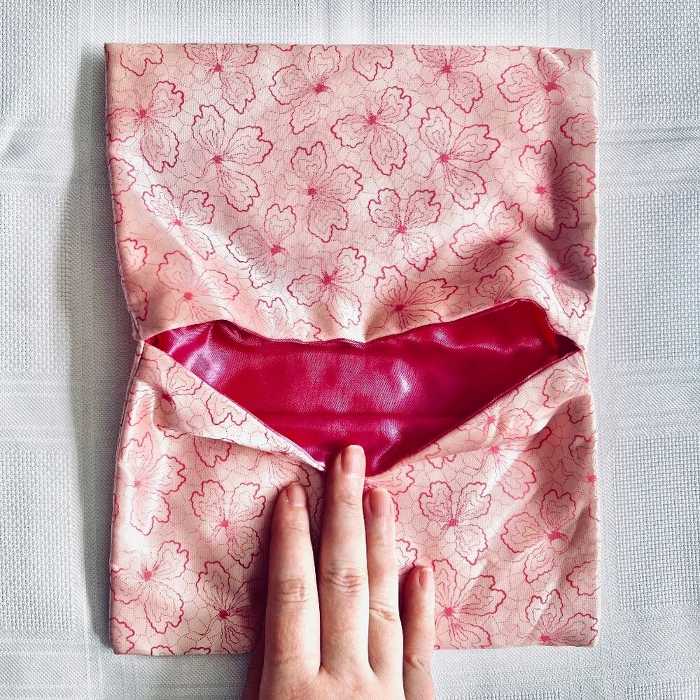 Shocking pink Schiaparelli stocking holder, perfect condition